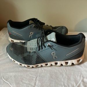 On Cloud running shoes. Women’s size 9.